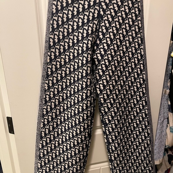 Dior pant 97% cashmere can be worn on 2 sides
Size 4us for waist 70cm - Picture 3 of 7